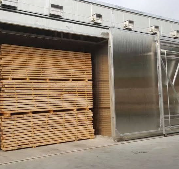 Gỗ được xếp trong buồng máy sấy gỗ bơm nhiệt